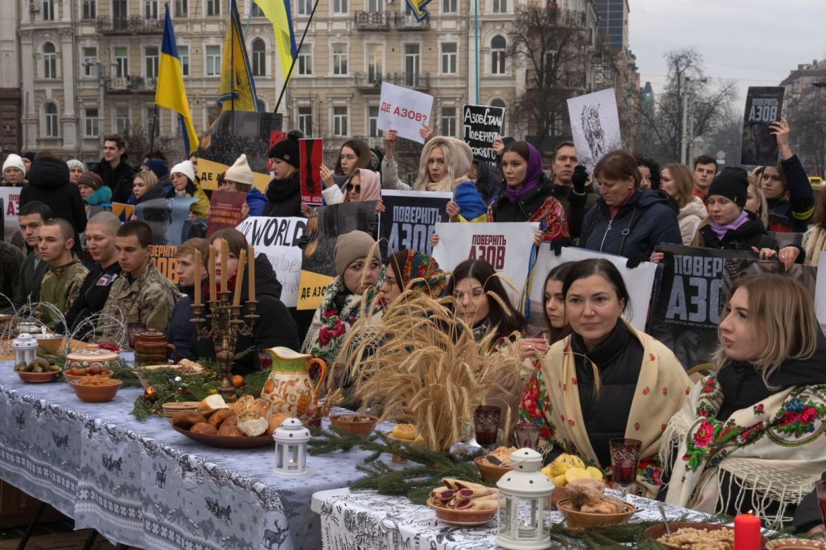 ▲教堂鐘聲和聖歌在烏克蘭首都基輔響起，東正教徒25日違抗俄羅斯宗教領袖，參加了耶誕禮拜與活動。（圖／美聯社／達志影像）