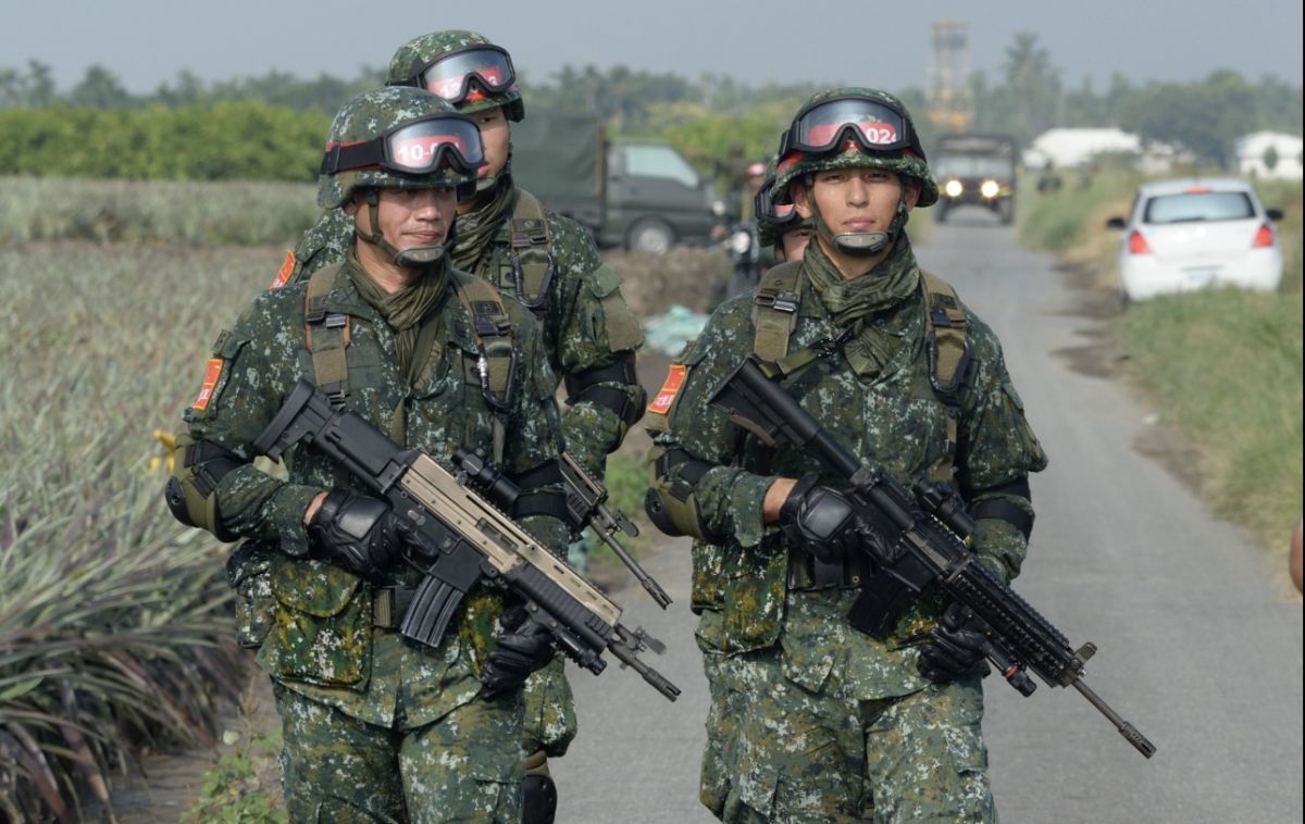 ▲吳怡農8年前舊照被揪出槍枝瞄準鏡裝反，對手王鴻薇嘲諷國防不是拍照擺姿勢就是專家，是否做秀做過頭。（圖／翻攝自吳怡農臉書）