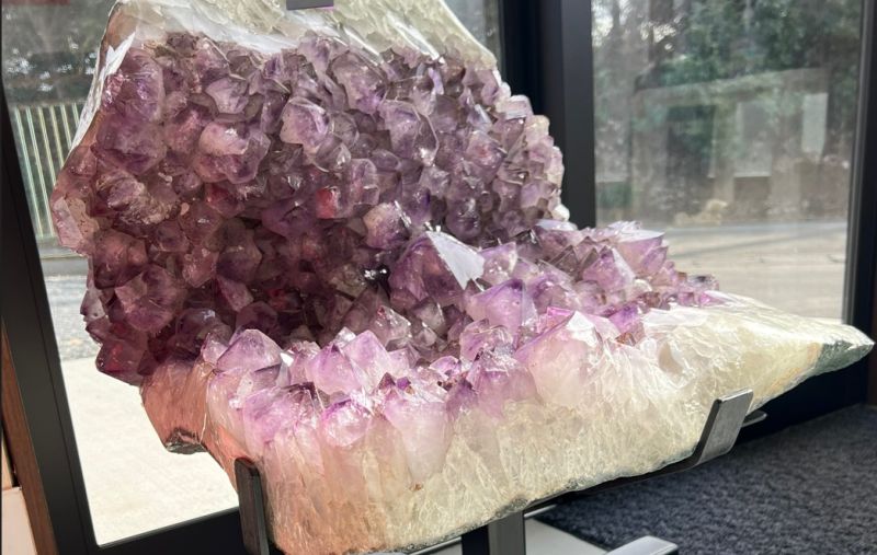 ▲日本一間專門販賣天然石的店家竟製作了一張「紫水晶椅」，椅面全被紫水晶所覆蓋，售價高達45萬日圓。（圖／翻攝自推特@factory___m）