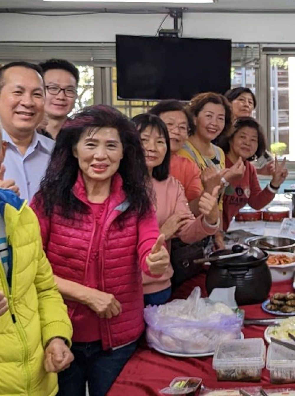 ▲第一分局志工分隊長蔡翠碧，上周號召志工媽媽們「一人一菜」，在歲未年終時為大誠派出所員警暖胃暖心(圖/記者鄧力軍翻攝)