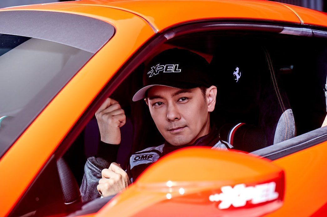 ▲林志穎曬出昔日穿賽車照拍廣告的帥照，坦言想念工作了。（圖／翻攝自林志穎FB）