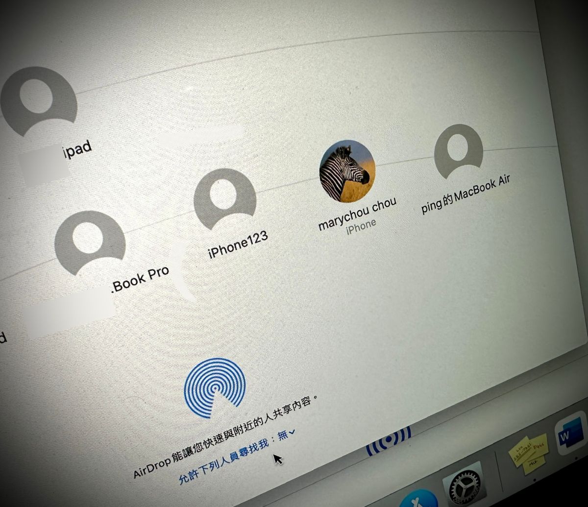 ▲AirDrop是蘋果系統相當方便的檔案交換功能，不需成為好友或是聯絡人就能傳送檔案，但卻也被有心人士拿來當成騷擾的工具。(圖／記者周淑萍攝)