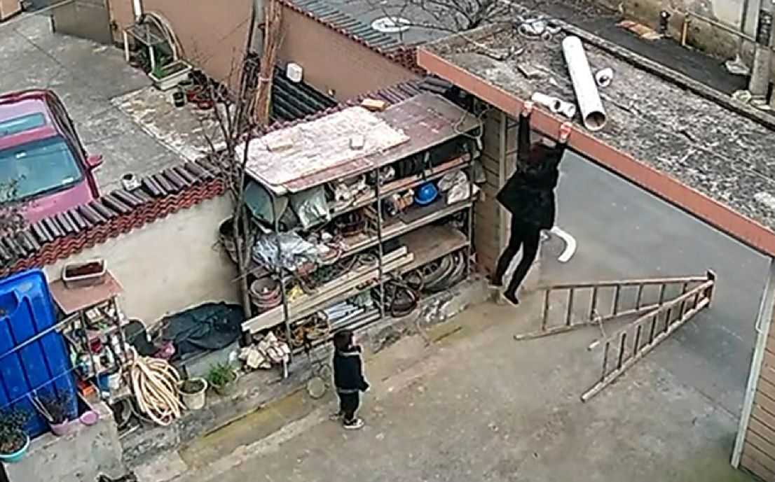 ▲危機一瞬間被拍下！阿嬤撿羽球不慎踢倒木梯，小孫子拚盡全力神救援。（圖/AP美聯社/Newsflare）