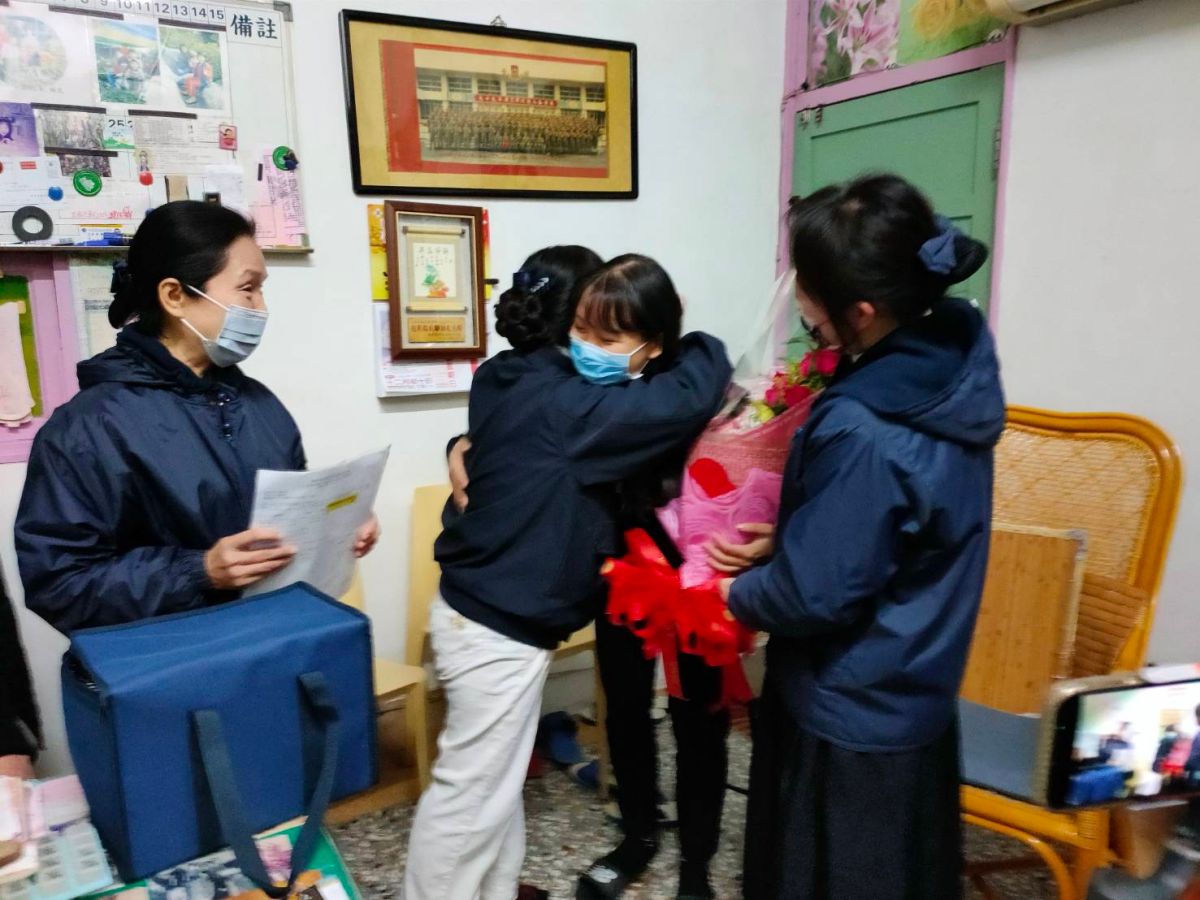 ▲慈濟志工陪伴關懷長達10年的黃冠樺，錄取台大醫學院醫學系，志工帶喜悅溫暖的心道賀(圖／彰化慈濟提供2022.12.26)