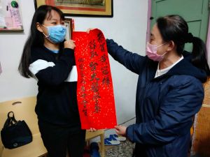 證嚴法師面前立志 黃冠樺錄取臺大醫學系 ▲慈濟志工陪伴關懷長達10年的黃冠樺,錄取台大醫學院醫學系,志工帶喜悅溫暖的心道賀(圖/彰化慈濟提供2022.12.26)