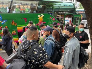 ▲王瑞玲爆料教會原定搭乘遊覽車去花蓮，宋逸民卻宣稱差點坐上死亡列車，營造假見證。（圖／翻攝自「藝起發光」FB）