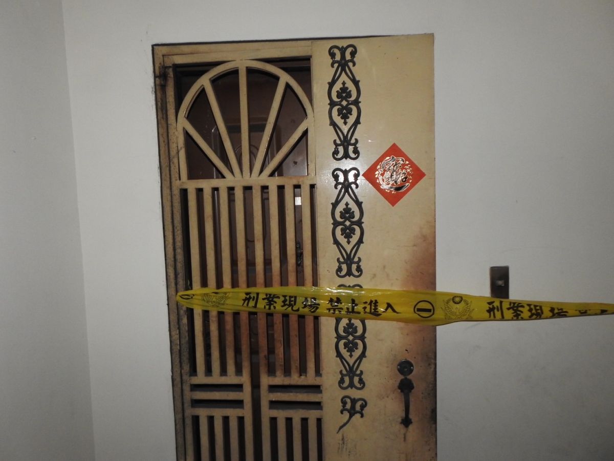 ▲邱男子女因聯絡不上父親，聖誕夜報警求助，警消到場驚見翁已明顯死亡且頭顱被啃光。（圖／翻攝畫面）