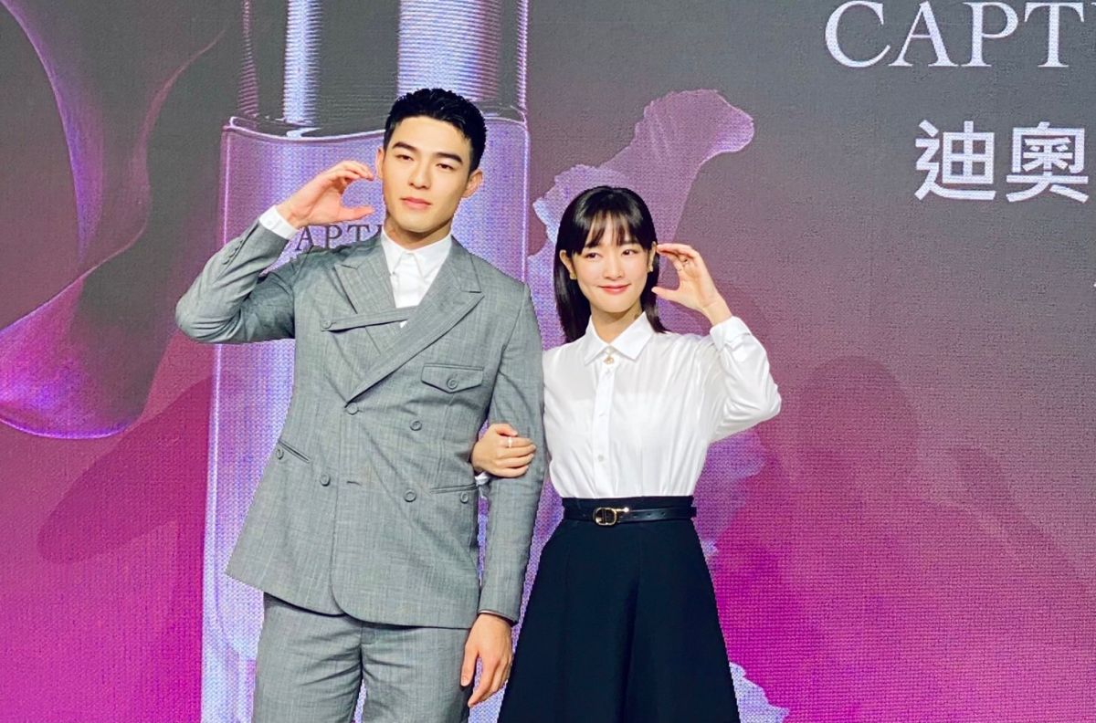 ▲王淨、陳昊森現身全新迪奧逆時能量精華上市記者會，才剛開拍恐怖喜劇片《鬼才之道》的王淨，為扮演魯蛇女鬼的她這次挑戰素顏上鏡，甩髮自豪不上妝皮膚也彈潤「發光到不行」，劇組還要特地拿粉底液幫她遮蓋讓膚色暗一點才能拍攝。現場媒體便請陳昊森認證，「在合作過的女明星中，王淨皮膚排第幾？」他立馬嘴甜表示「絕對是第一名啊」；不料被提醒才和許瑋甯、隋棠等大牌女星合演，讓王淨瞪大眼嚇得大叫「開玩笑的啦」，趕快教陳昊森改口「大家都是第一名」。（圖／記者蕭涵云攝）