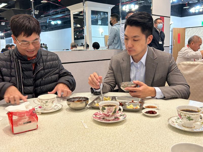 ▲就任市長首日，台北市長蔣萬安中午到員工餐廳用餐。（圖／北市府提供）