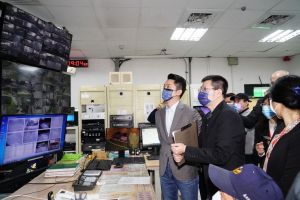 ▲台北市長蔣萬安上任首日,上午開完晨會後,隨即前往中控室進行視察與廣播。(圖/北市府提供) ▲台北市長蔣萬安上任首日,上午開完晨會後,隨即前往中控室進行視察與廣播。(圖/北市府提供)