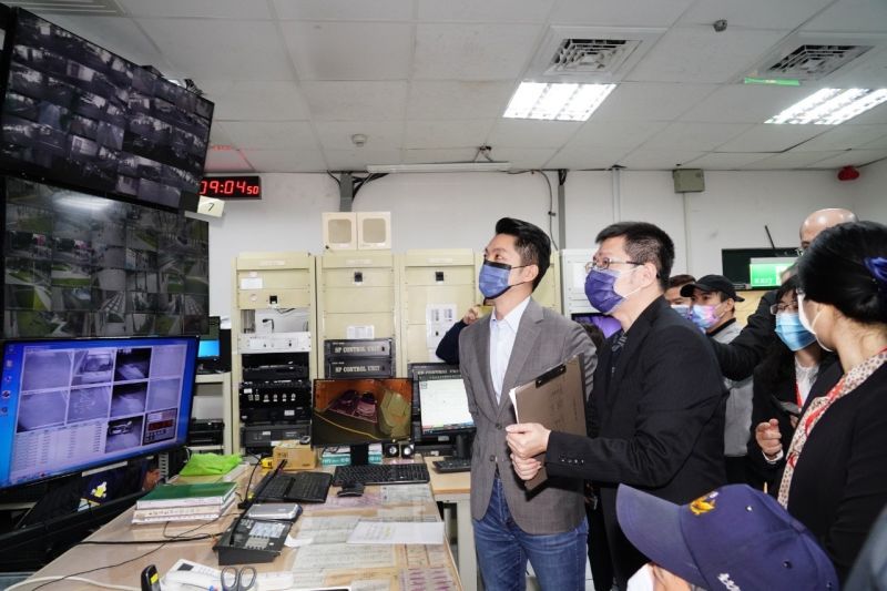 ▲台北市長蔣萬安上任首日,上午開完晨會後,隨即前往中控室進行視察與廣播。(圖/北市府提供)