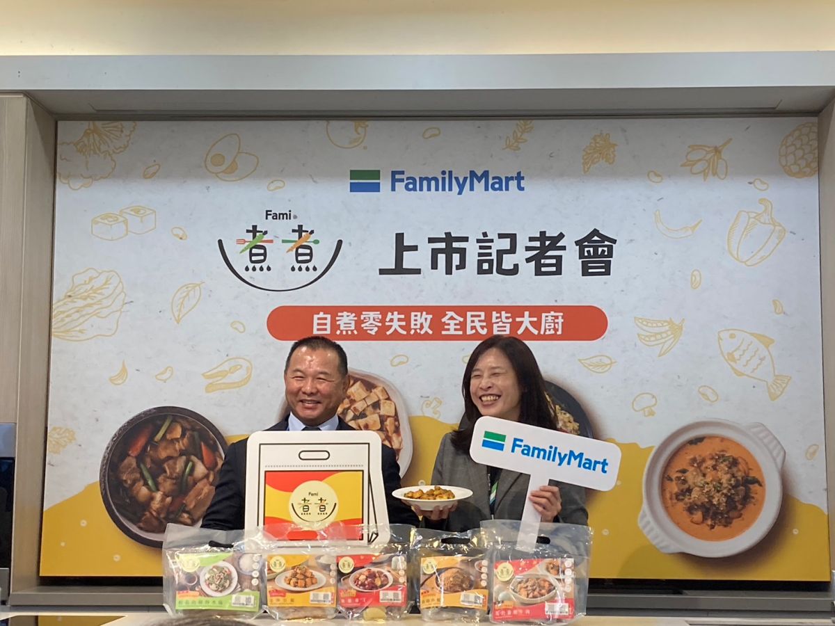 ▲全家進軍「下廚懶人包（ Meal Kits）」，推出時短料理「Fami 煮煮」，全家數位商模推進部部長吳雅卿（圖右）提到，盼能在1年內達成破億元的業績，圖左為全家總經理薛東都。（圖／記者鄭妤安攝影）