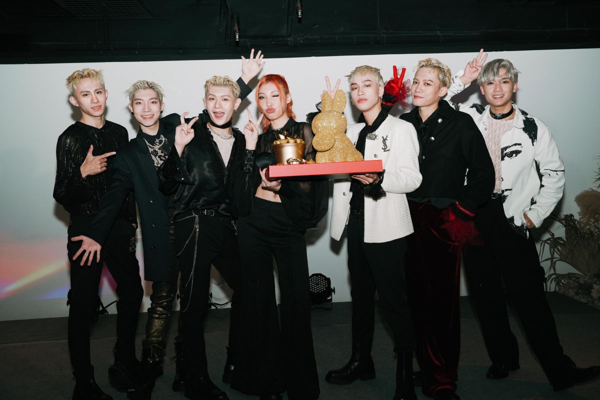 ▲《原子》金星以「VERA」新身分出道，左起為學文、藍弟、孟維、Karencici、巴比、蔡朕和Nelson。（圖／踢帕娛樂提供）