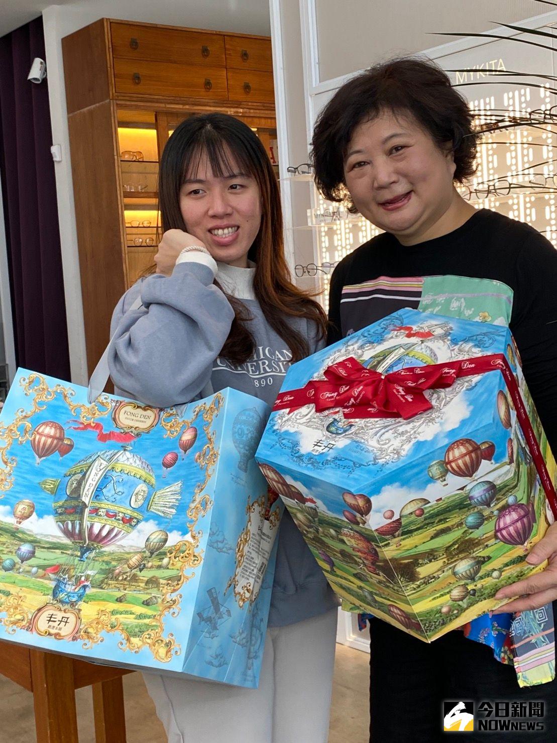 ▲台中知名糕餅店丰丹搶攻年節伴手禮市場，推出超澎湃又誠意滿滿的旅行號大禮盒，光看外包裝就讓人動心想旅行去。（圖／記者金武鳳攝，2022.12.26)