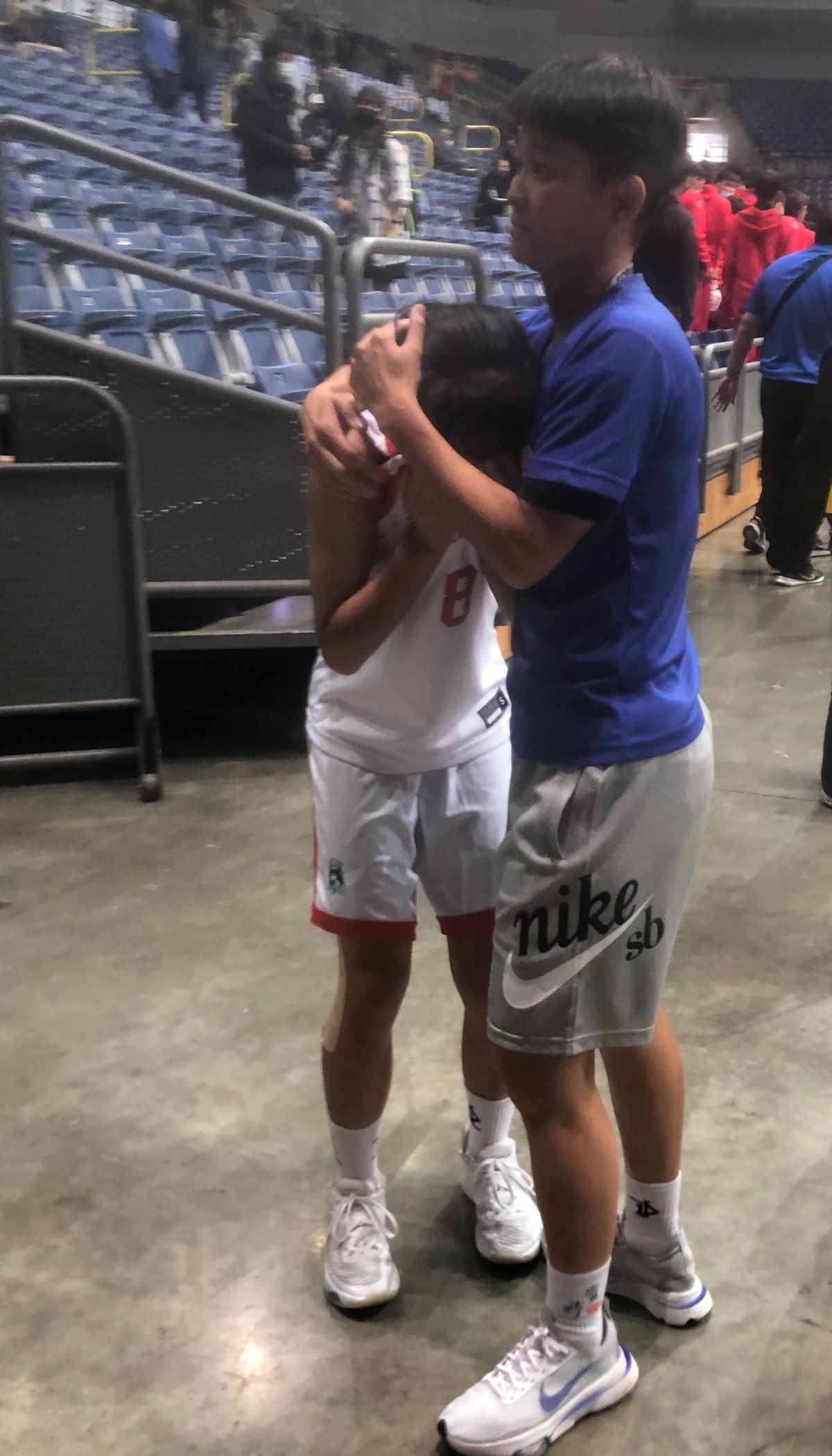 ▲竹商「一姊」楊語蓁不捨飆淚、教練陳姿汶相擁不斷安慰，讓人動容。官方提供