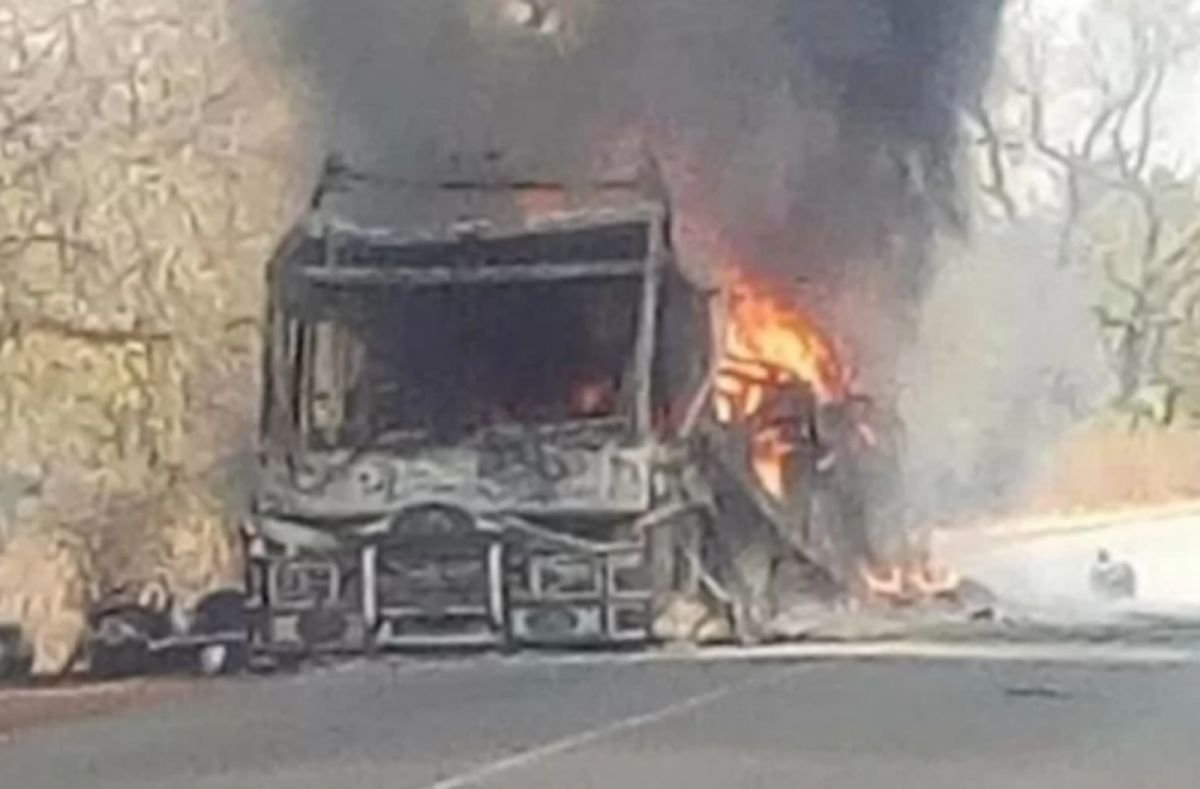 ▲布吉納法索一輛載有乘客的巴士25日在東部地區壓到地雷引發爆炸，造成至少10人喪命，另有5人受傷。（圖／翻攝自Counter-IED Report）