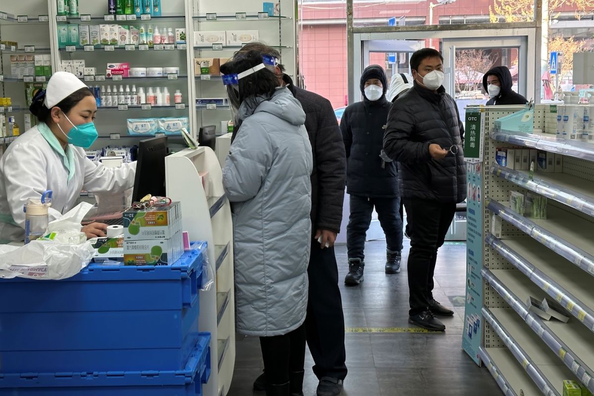 ▲新冠疫情急遽升溫，不只在中國掀起退燒藥、感冒藥搶購潮，就連合法的抗新冠藥物也因為太難買到，而傳出有民眾試圖購入非法的印度仿製品。圖為中國藥局。（圖／美聯社／達志影像）