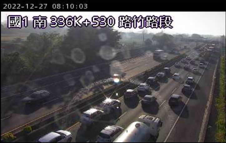 ▲國道1號南向338K、路竹交流道路段今（27）日上午7時57分，發生5車連環撞車禍，占用內側車道。（圖／翻攝國道監視器）