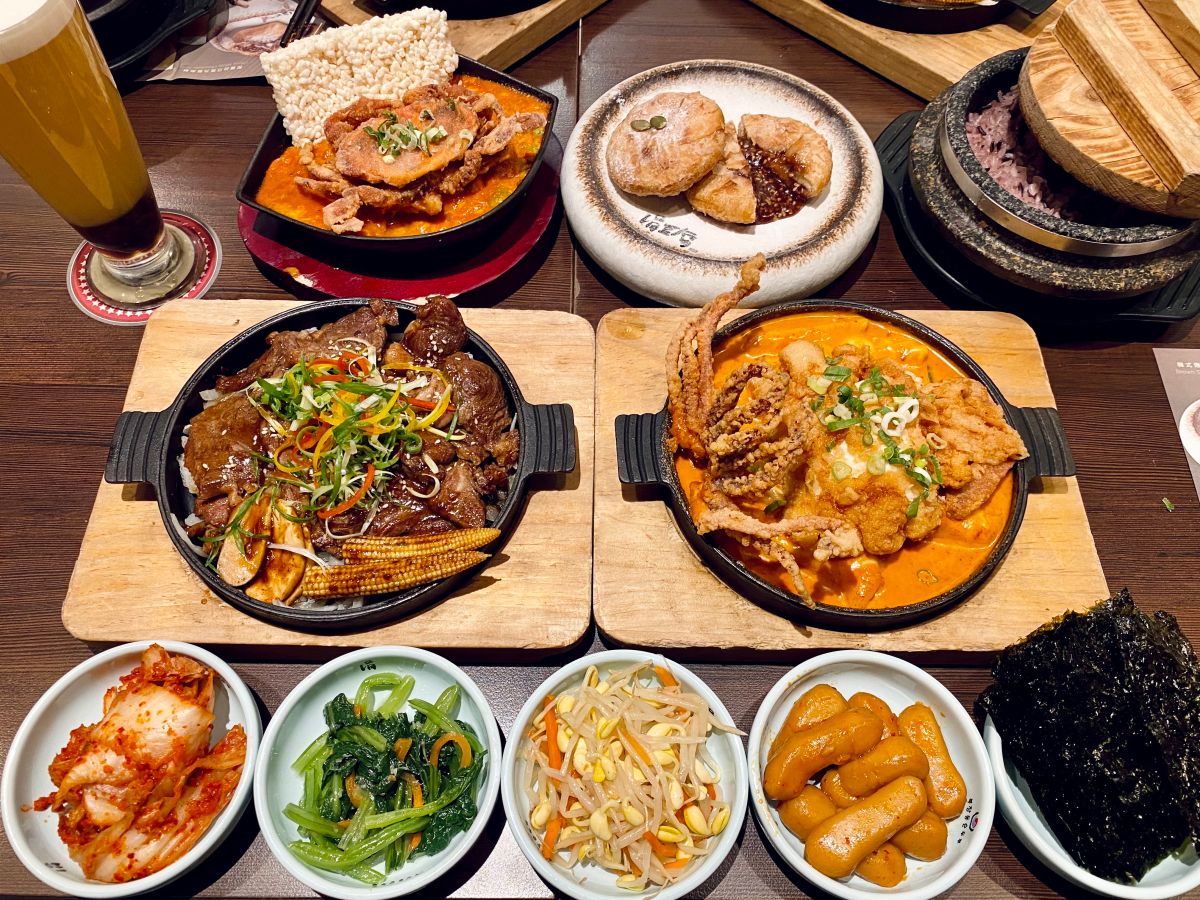 ▲涓豆腐迎接兔年6款新菜上市，浮誇「起司玫瑰醬魷魚年糕」會牽絲，「韓式BBQ鐵板嫩煎牛」與「鍋巴醬爆蝦蟹」海陸美味齊上桌，人氣街邊小吃「爆漿黑糖餅」也登台！即日起至2023/1/2，還有抽獎99元起「新菜體驗優惠券」回饋活動。（圖／記者蕭涵云攝）