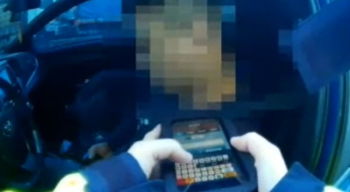 ▲保安警察大隊日前執勤路檢，逮獲一名攜毒通緝犯。（圖／翻攝畫面）