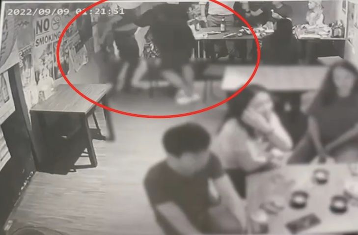▲台北市萬華某居酒屋爆發流血衝突，1男右眼眼球破裂。（圖／翻攝畫面）