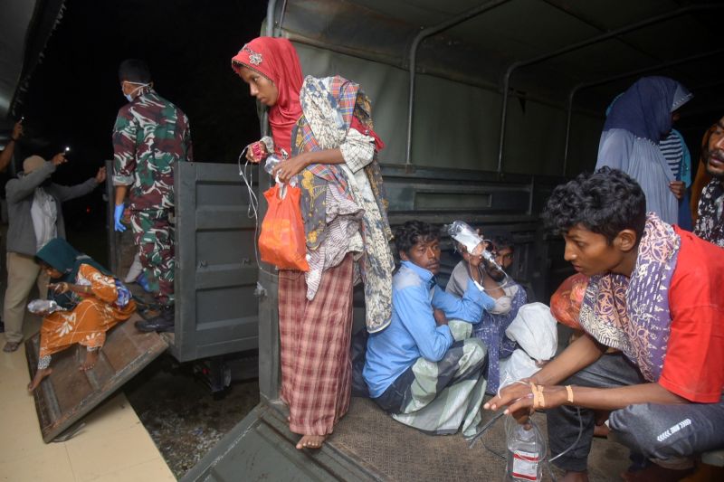 ▲1艘載有近200人的船隻26日在印尼靠岸後，洛興雅（Rohingya）難民接受了緊急醫療。這是近幾個月來，第4次有洛興雅難民船登陸印尼。（圖／美聯社／達志影像）