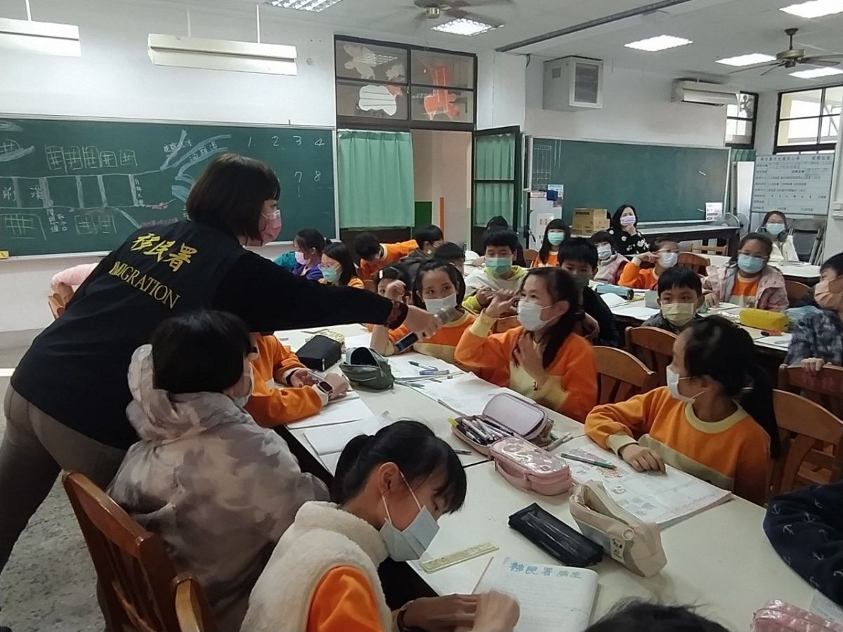 ▲新竹縣服務站在耶誕週前往竹北國小，加強宣導移工在台關懷照顧措施介紹及尊重多元文化重要性。（圖／移民署提供）