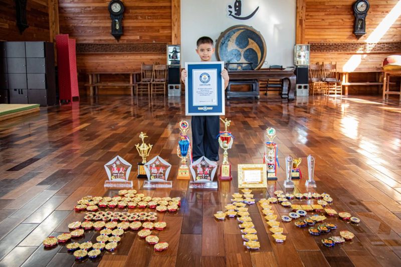 ▲吳宗修今年剛滿11歲，已經勇奪315面金牌，今年再度獲得英國金氏世界紀錄認證(圖／張廖萬堅服務處提供2022.12.27)