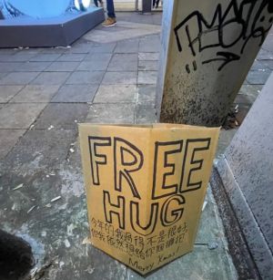 ▲原PO帶「Free Hug」紙板站在信義區商圈街頭。（圖／截自Dcard）