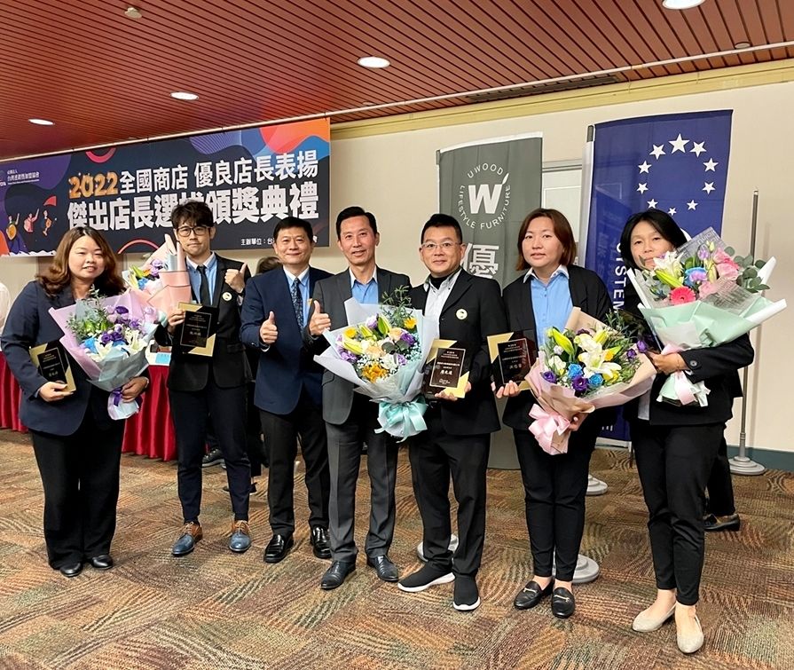 ▲歐德集團副董事長馬國慶（右四）、策略長張蔭泉（右五）和五位優良店長共享獲獎喜悅。（圖／品牌提供）