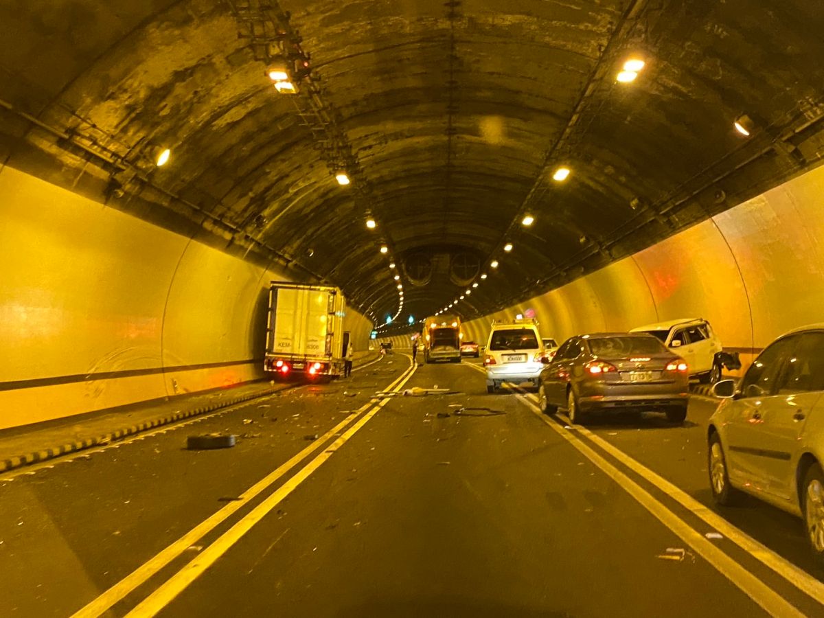 ▲國道3號北上293.6公里、蘭潭隧道段，今天下午發生一起嚴重車禍。（圖／翻攝畫面）