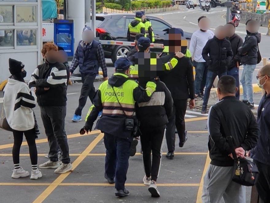 ▲警方一早便派出大量人手在周邊警戒，並從弔唁人群中查獲一名詐欺通緝犯。（圖／翻攝畫面）