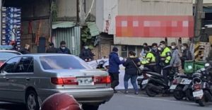 土城死亡車禍！大貨車尾門懸掛半空　釀29歲女撞上斷頸亡
