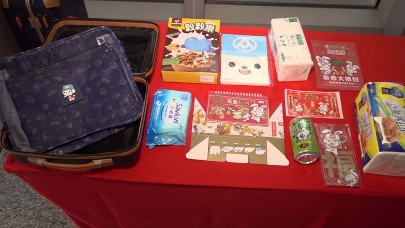 ▲全聯新春福袋,萬國通路13吋手提福箱,售價700元,限量11,000個,含有市價4580元的萬國通路KK08手提箱。(圖/記者嚴俊強攝影)
