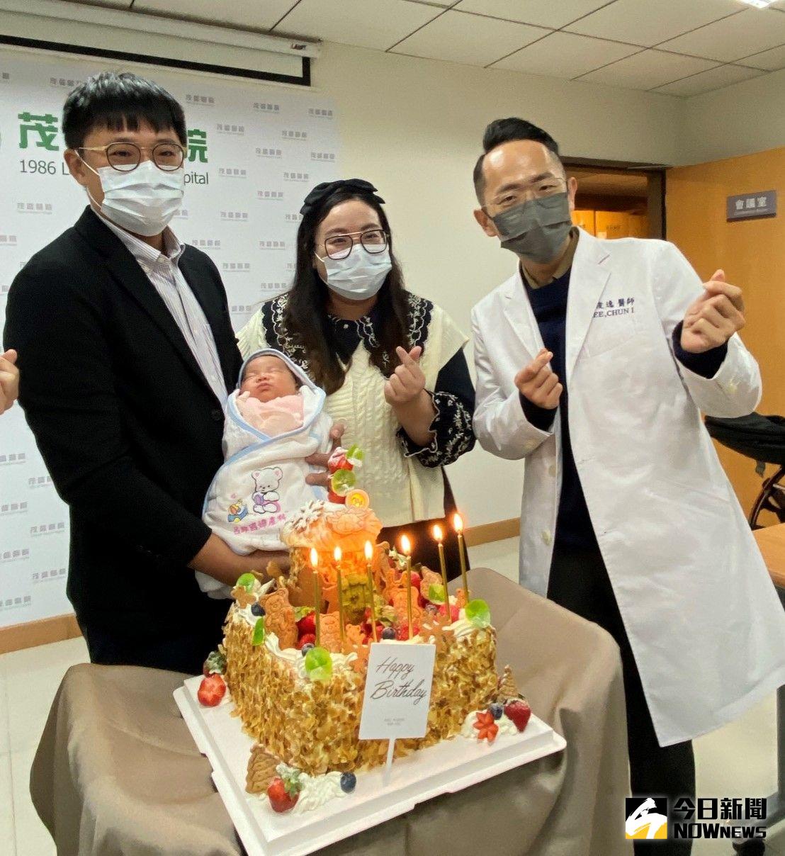 ▲32歲陳小姐婚後急胖，積極做人不成，茂盛跨科團隊在一年內讓她求子成功，今天開心抱子慶生。（圖／記者金武鳳攝，2022.12.27)