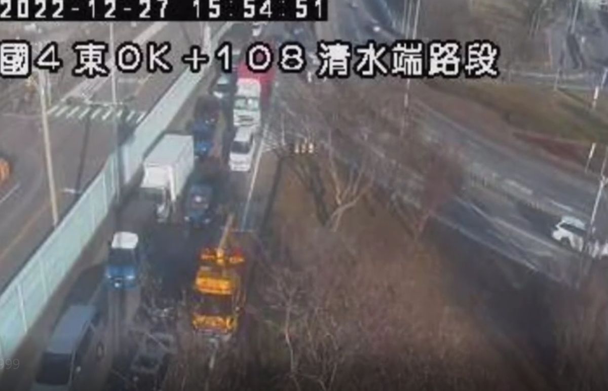 ▲國道4號、台中清水臨海路段，今天（27日）下午3時許，發生一起連環車禍。（圖／翻攝畫面）