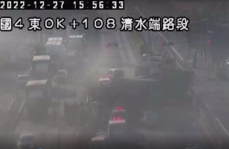▲其中一名乘客被困在轎車中，送醫後仍宣告不治。（圖／翻攝畫面）