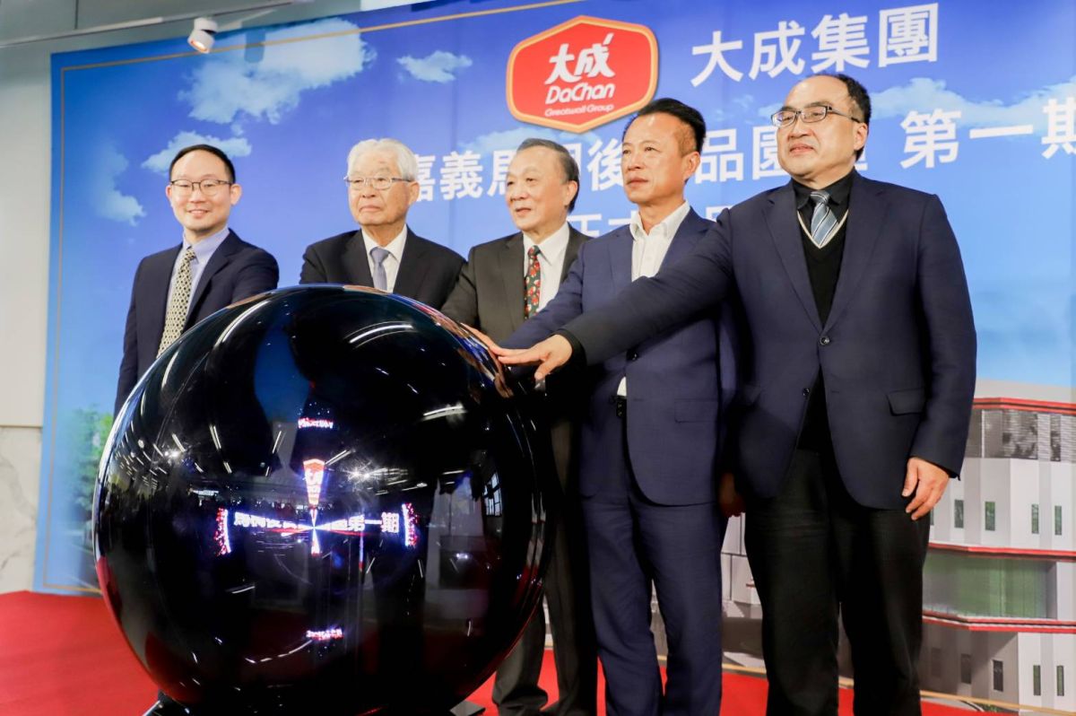▲大成集團馬稠後第一期加工廠舉行啟用儀式，大成公司總經理韓芳豪(左起)邀請國策顧問黃崑虎、大成公司董事長韓家宇、縣長翁章梁及數位產業署長呂正華共同按鈕啟動（圖／嘉義縣政府提供）