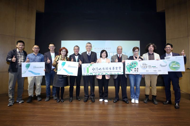 ▲台灣地方創生基金會董事長陳美伶(右五)與台灣地方創生基金會董事周俊吉(左六)共同出席台灣地方創生基金會一周年記者會。（圖／NOWnews資料照片）