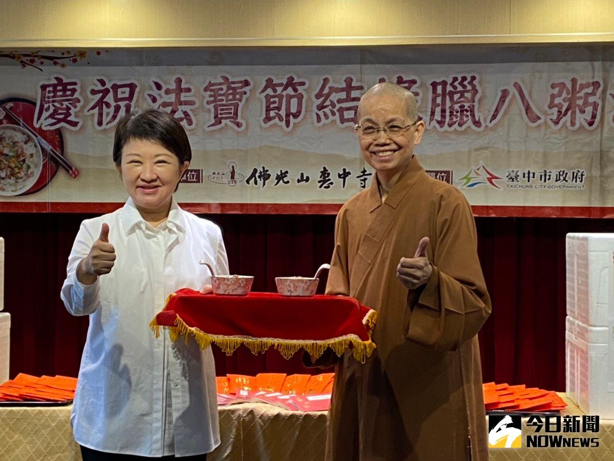 ▲惠中寺法寶節結緣臘八粥，今天贈粥近萬份，感謝市府團隊讓市民安心生活。（圖／記者金武鳳攝，2022.12.27)