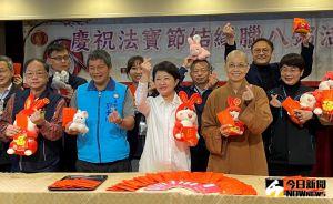 惠中寺法寶節結緣臘八粥 感謝市府團隊讓市民安心生活 ▲惠中寺法寶節結緣臘八粥贈粥活動,市長盧秀燕親自參與,市府團隊也共襄盛舉,現場喜氣洋洋。(圖/記者金武鳳攝,2022.12.27)