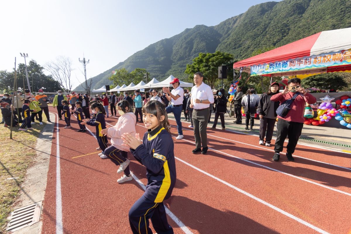 ▲因疫情睽違兩年的和平村校運動會，在平安夜當天熱鬧舉行 ，台泥企業董事長張安平跟著和平國小學生一起跳健康操同樂。（圖／台泥提供）