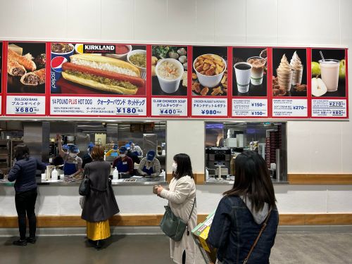 ▲日本好市多熱狗加飲料42元，比起台灣的價格優惠不少。（圖／旅客授權提供）