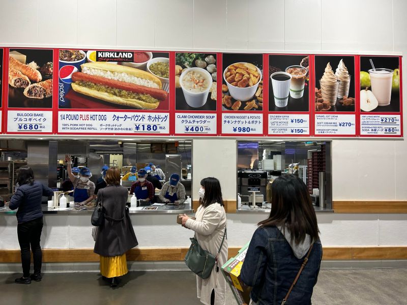 ▲日本的好市多也有許多客人排隊購買熱食，可見好市多食物在全球都廣受歡迎。（圖／旅客授權提供）