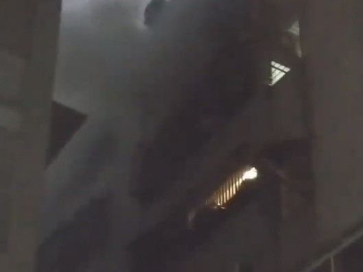 ▲台北市信義區松信路一棟建物6樓，今天傍晚驚傳火警。（圖／翻攝畫面）