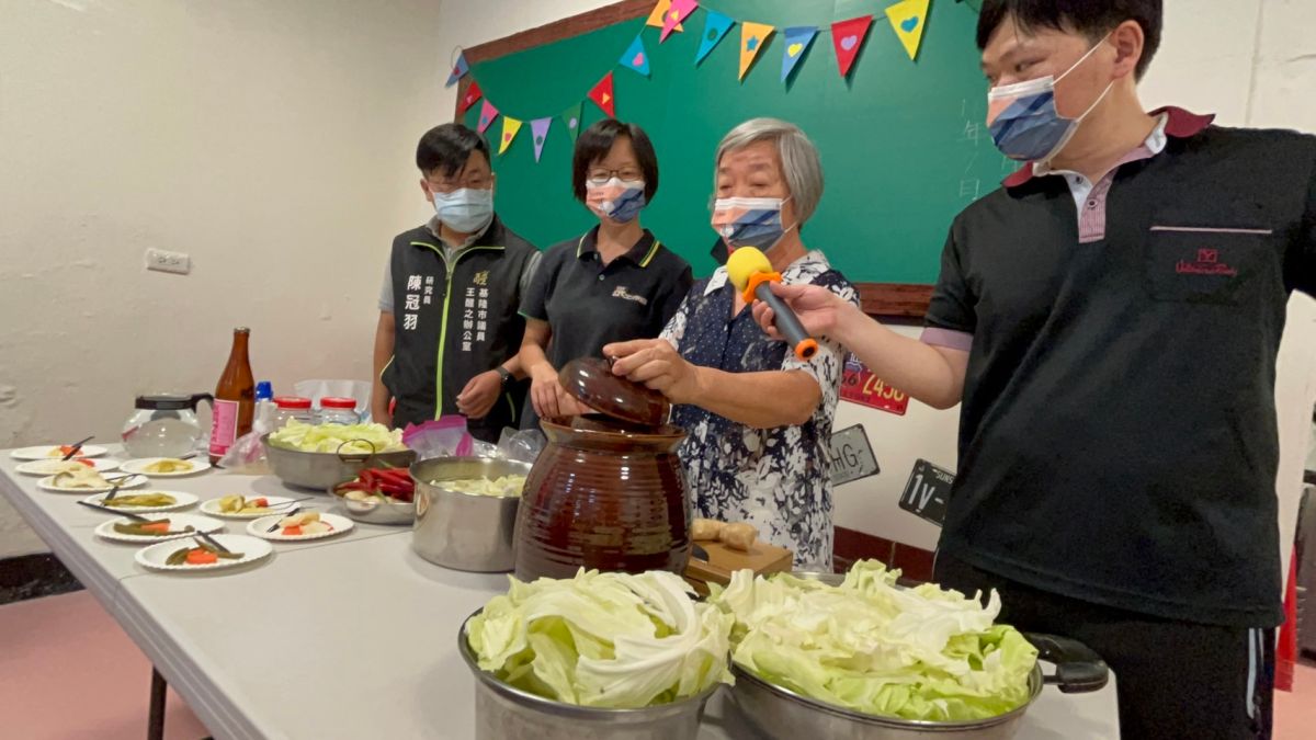 ▲曾接受防跌工班協助的葉素真（右二），今年七月到社區裡的失智據點開幕式上進行四川泡菜教學。（圖／江淑芬提供）