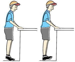 ▲老人防跌 站姿抬腳跟和抬腳尖運動 游舒涵提供