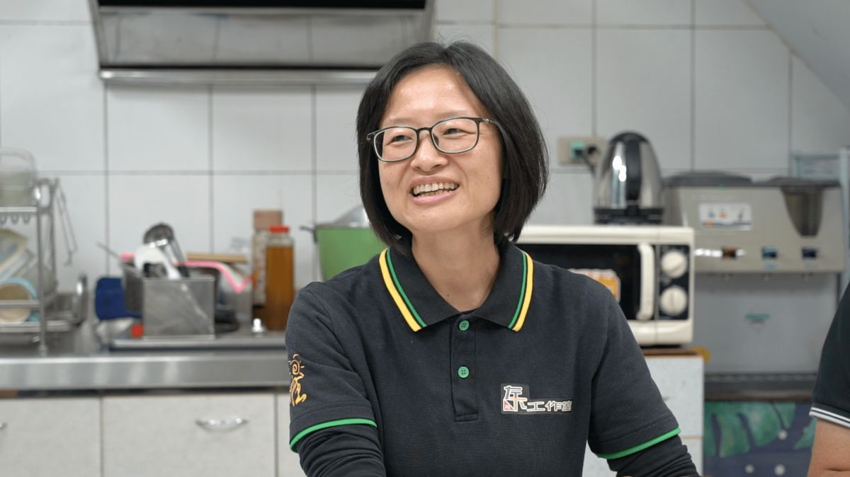 ▲防跌工班成員江淑芬，在與長者建立關係之後，進一步擔任推動換工的角色。（圖／記者陳建彰攝）