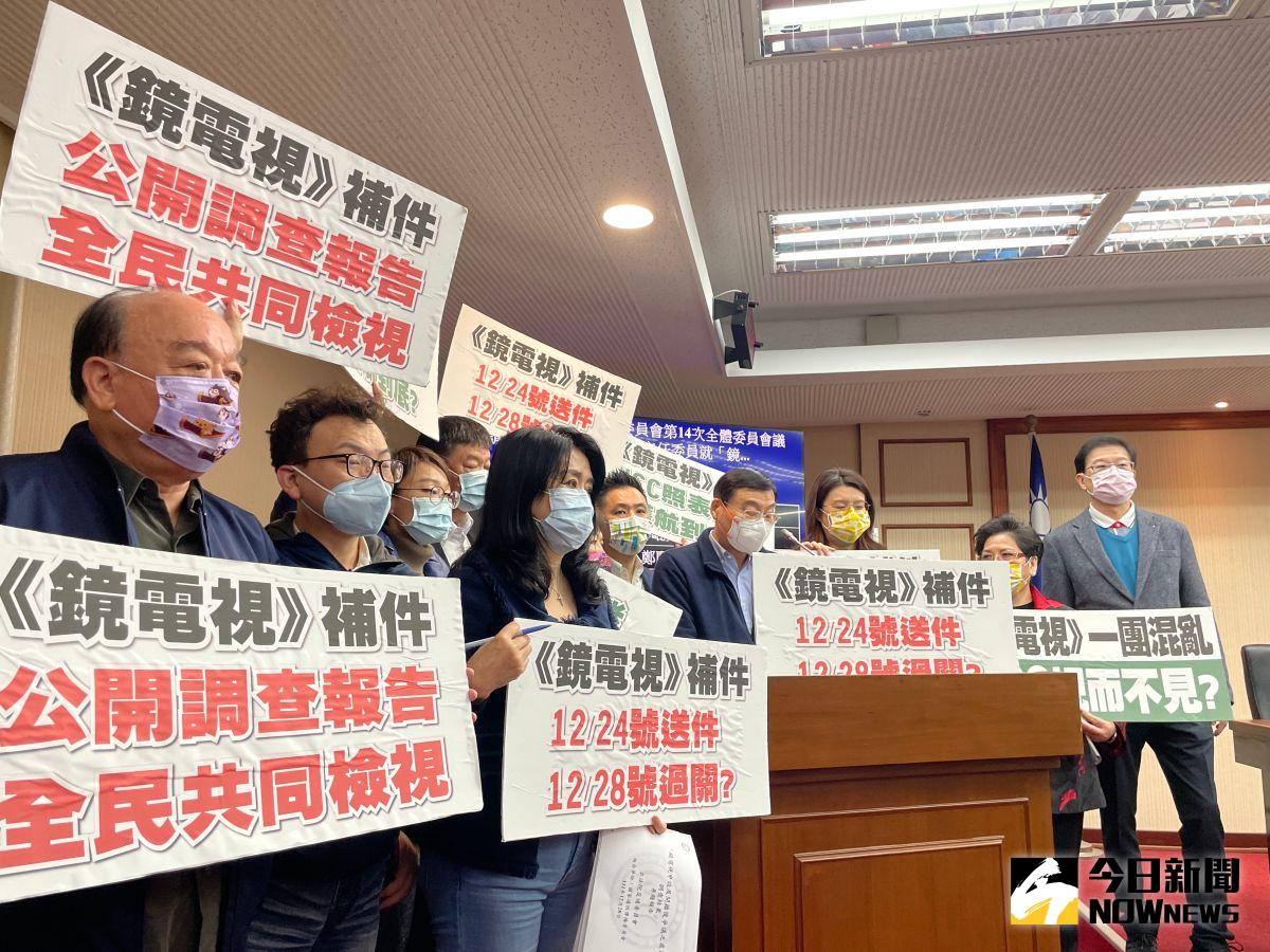 ▲國民黨團立委提出程序發言，痛批陳耀祥護航鏡電視，在24日要鏡電視補件後，今日就要通過申設。（圖／記者黃仁杰攝,2022.12.28）