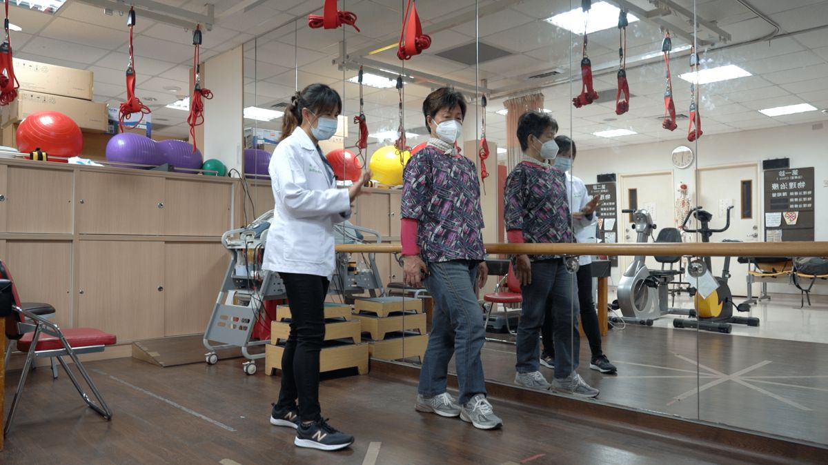 ▲台大醫院物理治療師游舒涵（左）建議長者訓練自身的肌力及平衡減少跌倒風險。（圖／記者陳建彰攝）